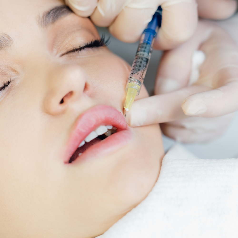 Präzise Injektionsbehandlung zur Hautverjüngung und Vitalisierung in der Praxis Juvanity Lampertheim