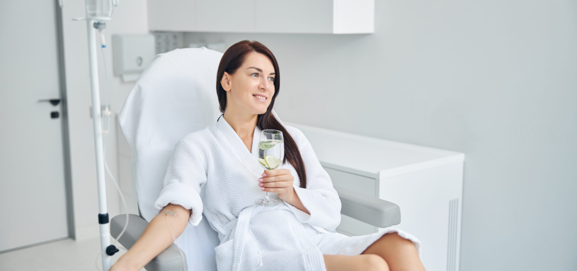 Entspannte Patientin während einer Vitamin-Infusion in der Naturheilpraxis Juvanity