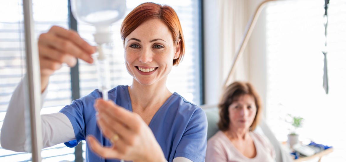 Professionelle Betreuung eines Patienten während der Infusionstherapie durch medizinisches Fachpersonal in der Praxis Juvanity Lampertheim