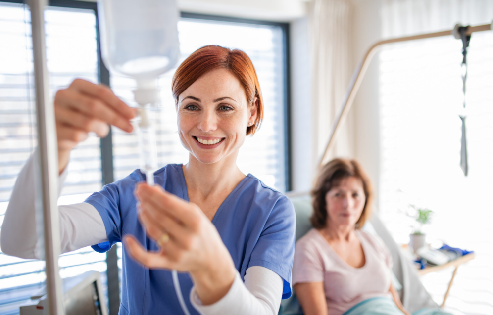 Professionelle Betreuung eines Patienten während der Infusionstherapie durch medizinisches Fachpersonal in der Praxis Juvanity Lampertheim