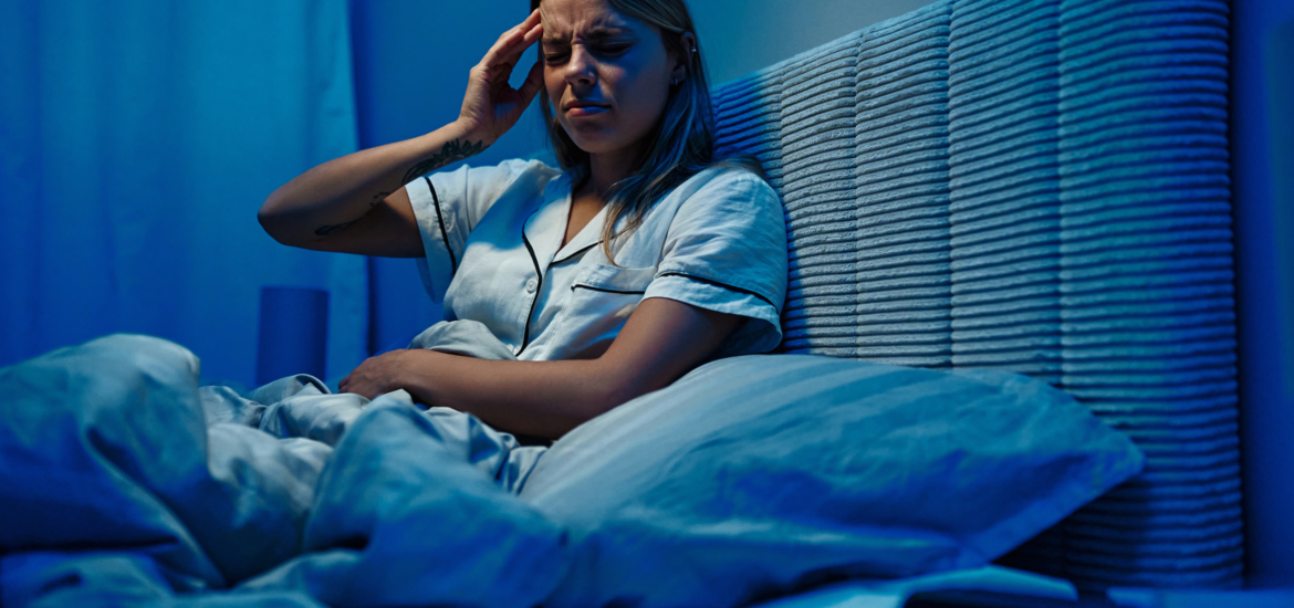 Darstellung einer Frau mit nächtlicher Unruhe und Kopfschmerzen zur Veranschaulichung der Stressdiagnostik in der Praxis Juvanity Lampertheim