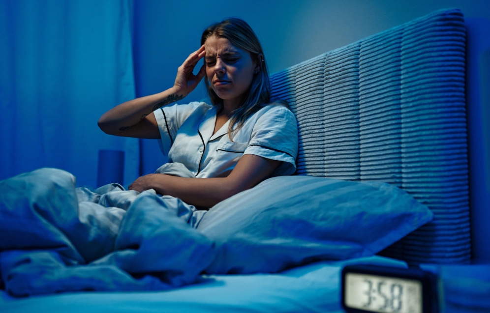 Darstellung einer Frau mit nächtlicher Unruhe und Kopfschmerzen zur Veranschaulichung der Stressdiagnostik in der Praxis Juvanity Lampertheim