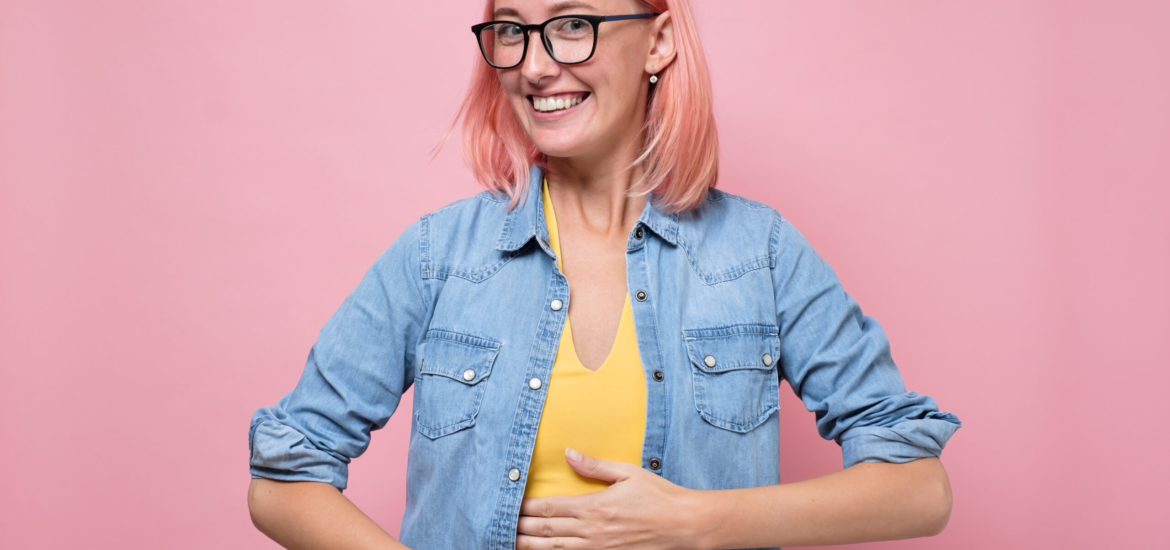 Darstellung einer zufriedenen Frau mit optimaler Verdauung zur Veranschaulichung der Darmgesundheit in der Praxis Juvanity Lampertheim