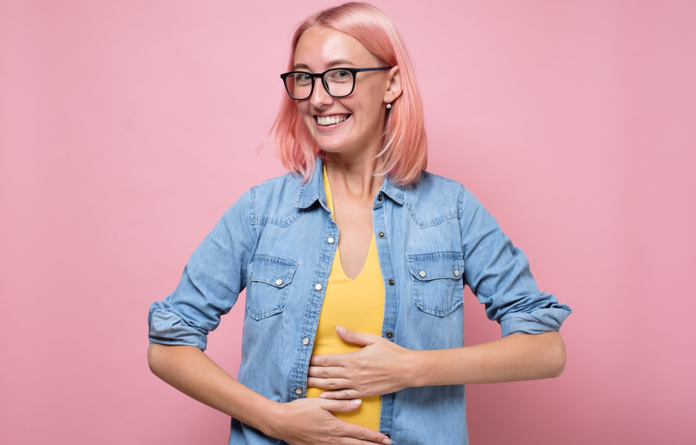 Darstellung einer zufriedenen Frau mit optimaler Verdauung zur Veranschaulichung der Darmgesundheit in der Praxis Juvanity Lampertheim