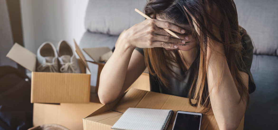 Darstellung einer gestressten Geschäftsfrau zur Veranschaulichung von Burnout-Prävention und Stressmanagement in der Praxis Juvanity Lampertheim