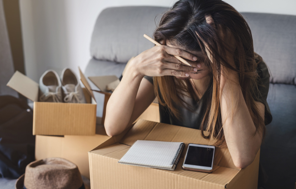 Darstellung einer gestressten Geschäftsfrau zur Veranschaulichung von Burnout-Prävention und Stressmanagement in der Praxis Juvanity Lampertheim