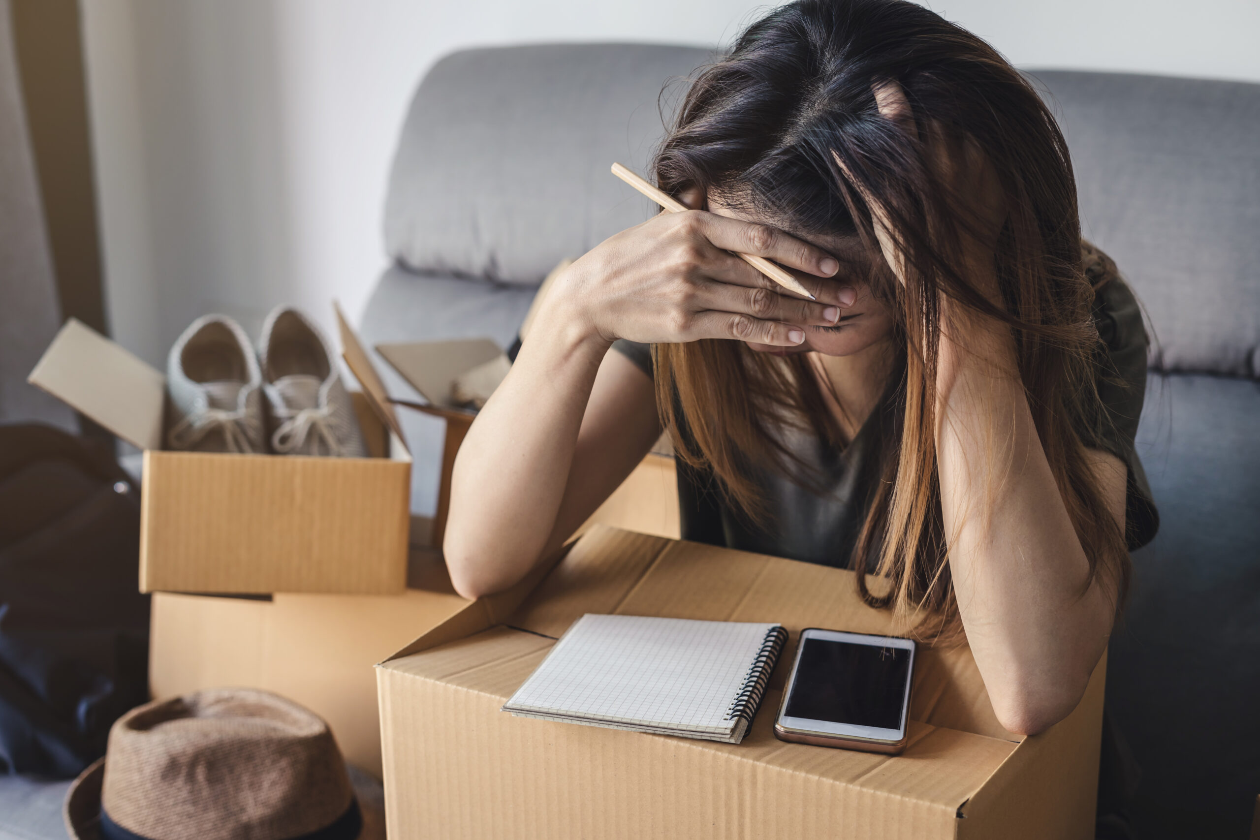 Darstellung einer gestressten Geschäftsfrau zur Veranschaulichung von Burnout-Prävention und Stressmanagement in der Praxis Juvanity Lampertheim