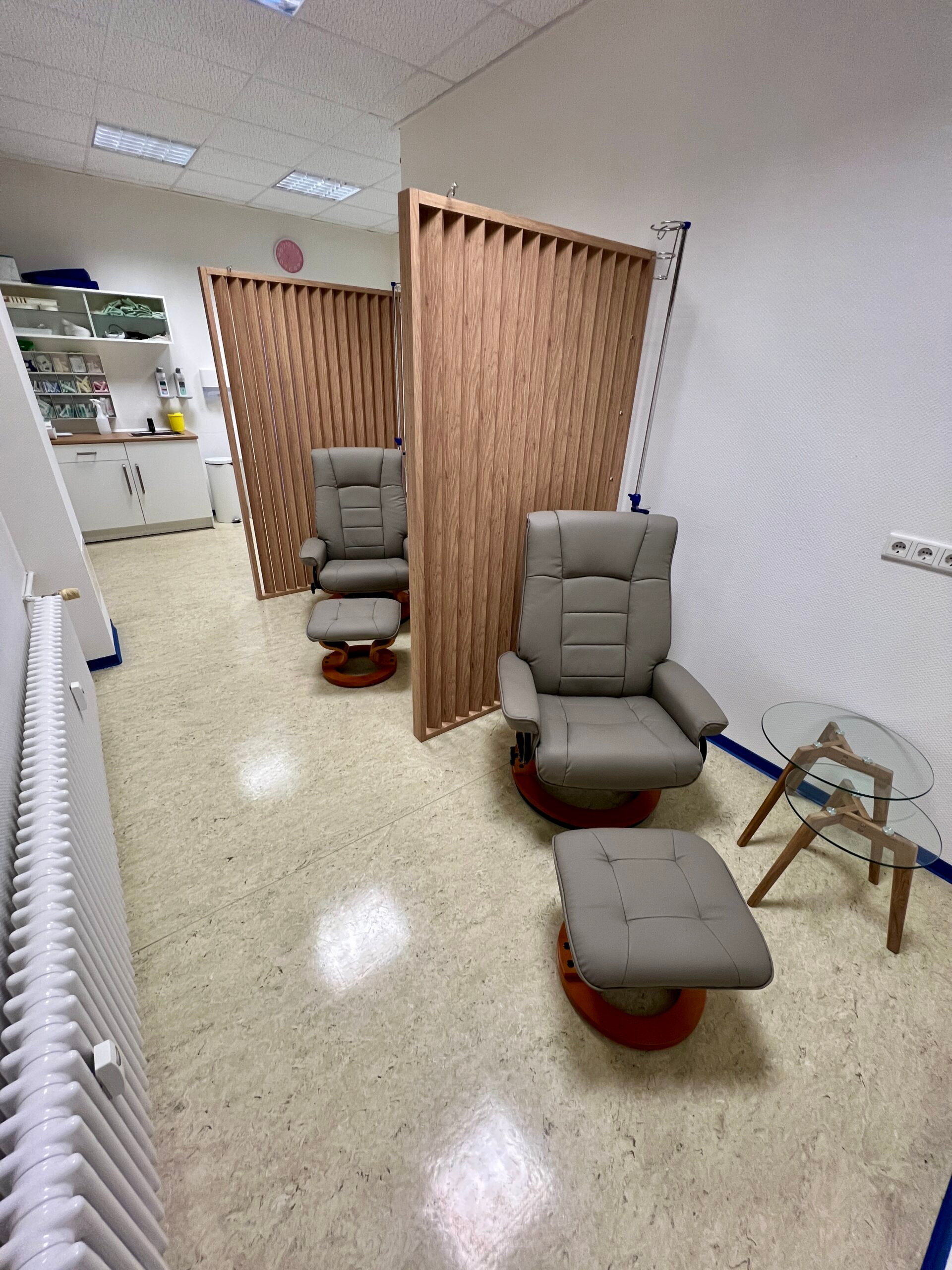 Infusionsplätze mit Sichtschutz für diskrete Infusionstherapie in der Naturheilpraxis Juvanity Lampertheim