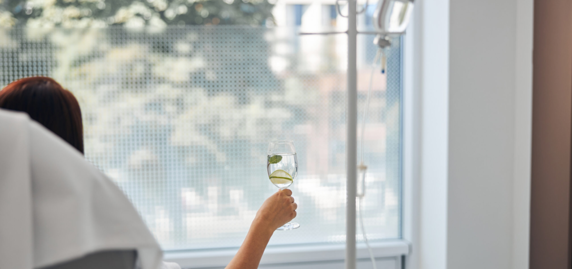 Patient bei einer intravenösen Vitamin-Infusion in der Naturheilpraxis Juvanity Lampertheim
