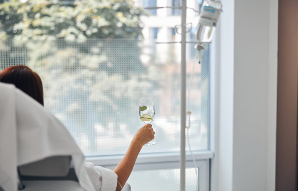 Patient bei einer intravenösen Vitamin-Infusion in der Naturheilpraxis Juvanity Lampertheim