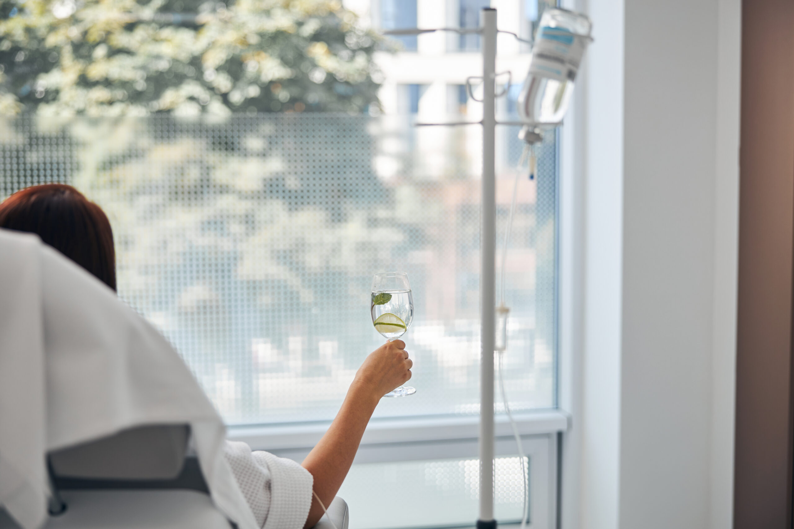 Patient bei einer intravenösen Vitamin-Infusion in der Naturheilpraxis Juvanity Lampertheim