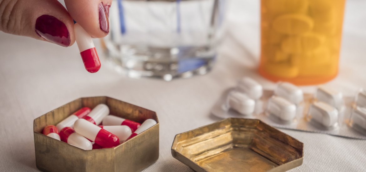 hand-women-take-capsules-red-and-white-in-a-pillbo-2026-01-11-09-41-56-utc