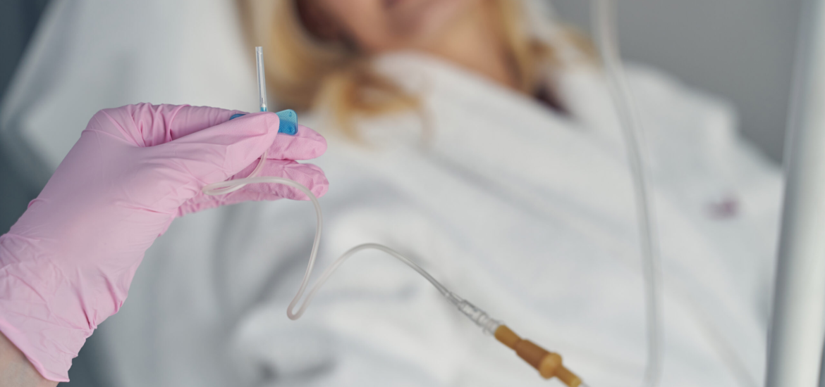 Vorbereitung einer Infusionstherapie durch den Heilpraktiker in der Praxis Juvanity Lampertheim