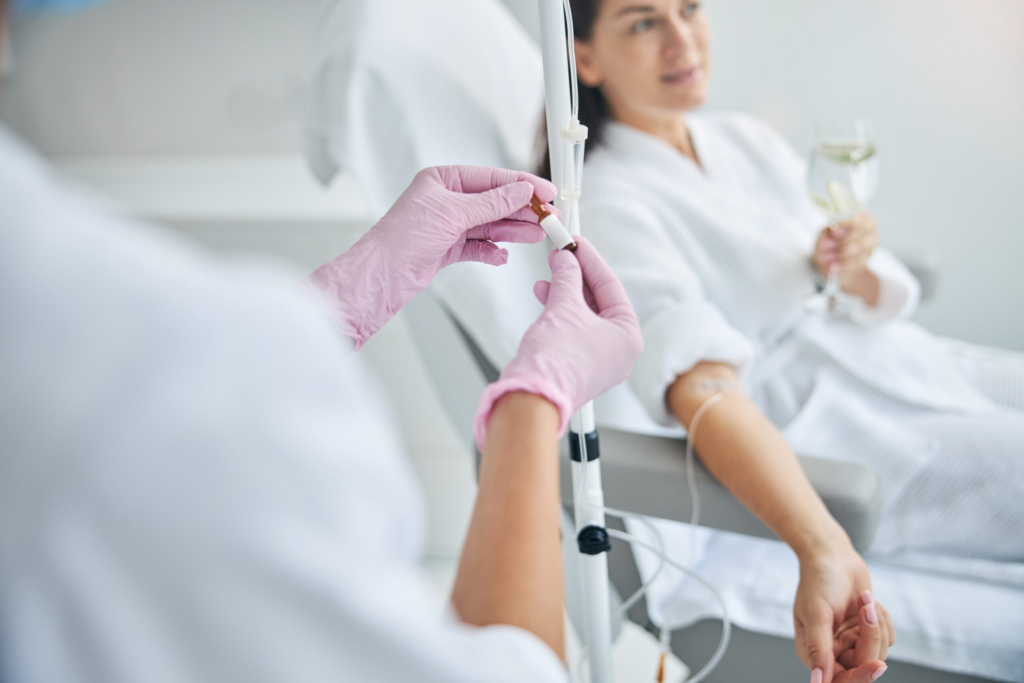 Patientin genießt ein Getränk während der Drip Spa Infusionstherapie in der Praxis Juvanity Lampertheim