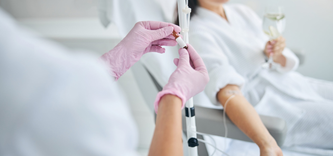 Patientin genießt ein Getränk während der Drip Spa Infusionstherapie in der Praxis Juvanity Lampertheim