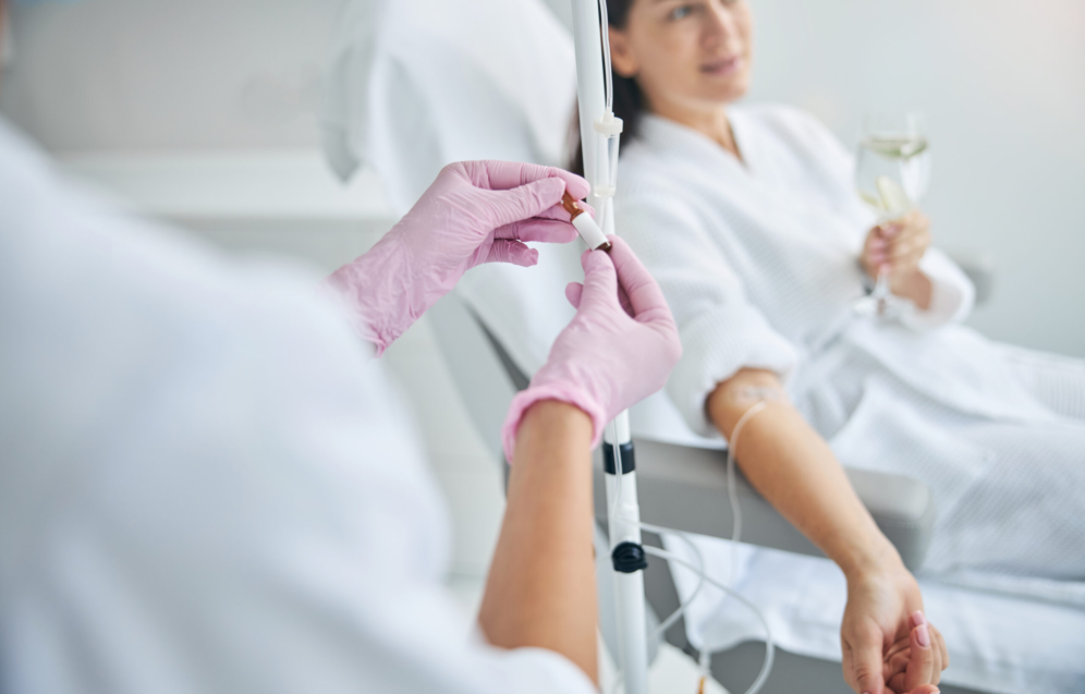 Patientin genießt ein Getränk während der Drip Spa Infusionstherapie in der Praxis Juvanity Lampertheim