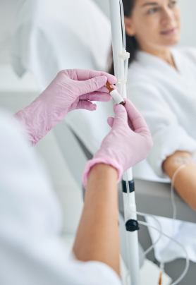 Patientin genießt ein Getränk während der Drip Spa Infusionstherapie in der Praxis Juvanity Lampertheim