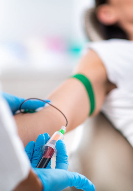 Professionelle Blutentnahme für die medizinische Labordiagnostik in der Praxis Juvanity Lampertheim